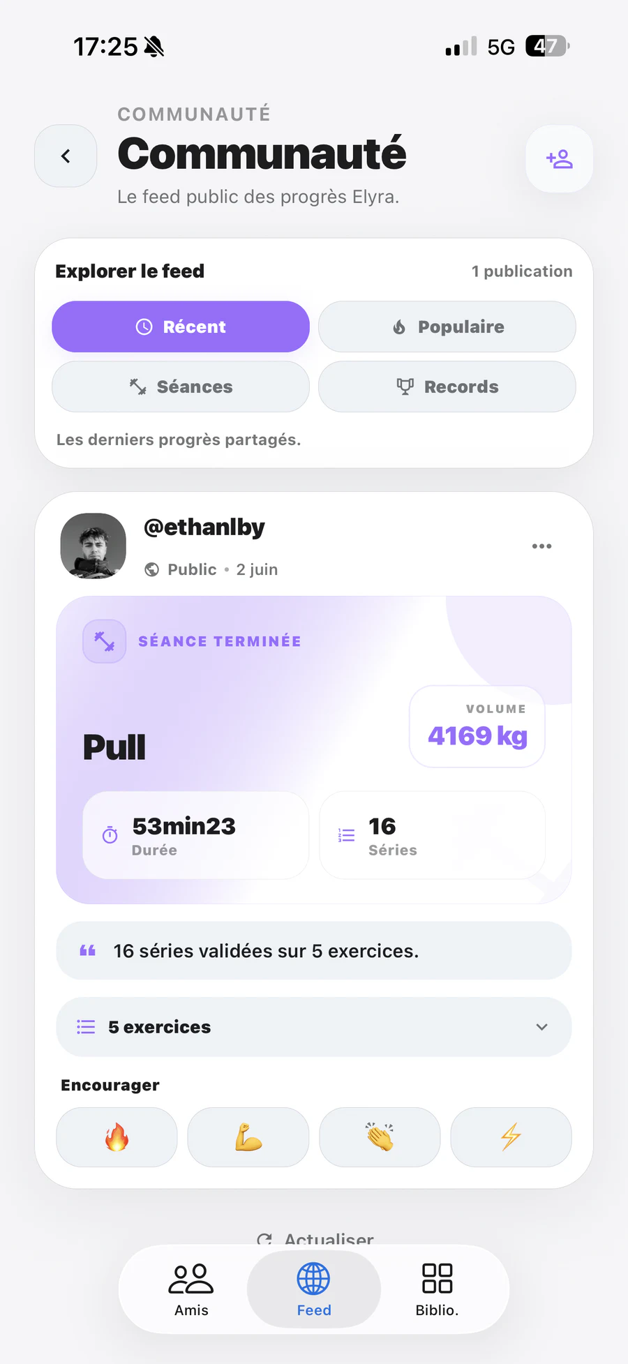 Aperçu du feed communauté Elyra avec publications, records et réactions.